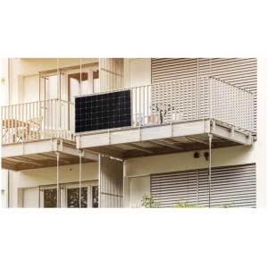 Impianto solare da balcone Technaxx TX-212 (300 W) montato sulla ringhiera del balcone.