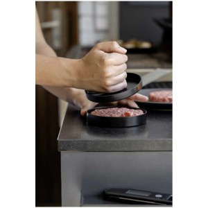 Wenko Burger press Patty in azione: la carne macinata viene trasformata in un hamburger uniforme.