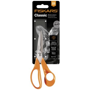 Forbici da cucina Fiskars Classic, 18 cm, con manici arancioni e lama seghettata nella confezione.