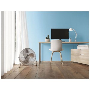 Ventilateur de sol pivotant Cool Air (Ø 35cm) dans un bureau moderne avec bureau et PC.