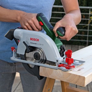 La sega circolare a batteria Bosch UniversalCirc 18V-53 Solo taglia il legno.