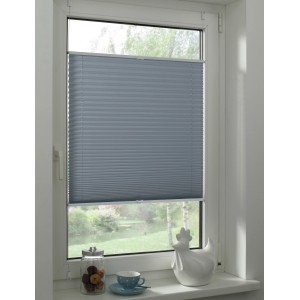 Store plissé Gardinia Easy Fix Greta, bleu fumé, 50x130 cm, tendu sur la fenêtre pour l'intimité et la protection solaire.