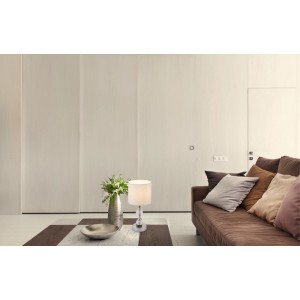 Élégante lampe de table Globo avec abat-jour en textile blanc et pied chromé sur une table de salon.