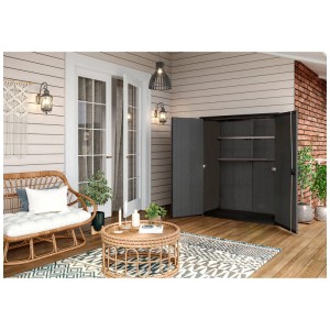 Armadio da giardino Keter Cortina Alto Graphite aperto con due ripiani in ambiente esterno.