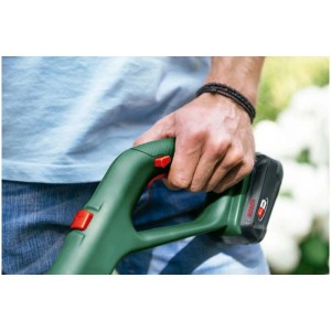 Tagliabordi a batteria Bosch EasyGrassCut 18V-26, dettaglio della mano sull'impugnatura con batteria.