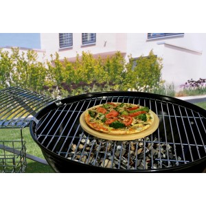 Runder OBI Pizzastein (Ø 28 cm) mit Pizza auf Grill, Grillutensil für knusprige Pizza.