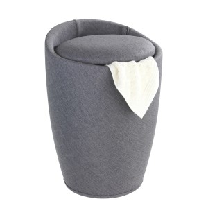Sgabello da bagno Wenko Candy grigio effetto lino con sacco per la biancheria e asciugamano bianco.
