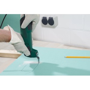 Lama a immersione LUX in uso: il multiutensile taglia con precisione un pannello verde. Altri accessori per seghe.