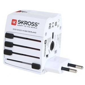 Weißer Skross Reiseadapter MUV Micro CH-Version für Steckdosenleisten.