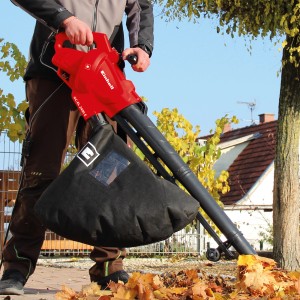Einhell GC-EL 2400 E soffiatore elettrico in uso con sacco e ruote.