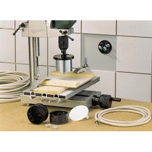 LUX HM sega a tazza 73 mm in uso con trapano e accessori per installazione elettrica.