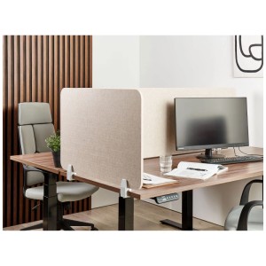 Écran de bureau beige Beliani Split en polyester monté sur un bureau.