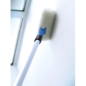 Rouleau de peinture LUX en fourrure synthétique 25 cm avec manche télescopique peignant un mur.
