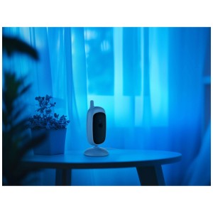 Reer BabyCam S Baby-Kamera in Weiss auf Tisch, Babyphone für Innenräume.