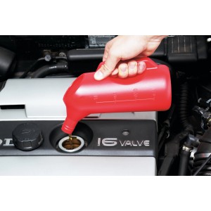 Bidon doseur rouge LUX (1000 ml) versant de l'huile dans un moteur.