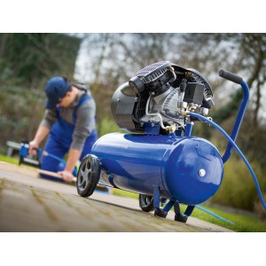 Compressore blu con tubo dell'aria in uso, accessori per officina e auto.