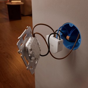 Module interrupteur mural Philips Hue 1C avec câblage et mécanisme pour lumières connectées dans le mur.