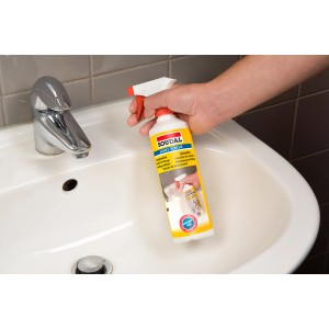Flacone spray Soudal lisciante per sigillanti da 500 ml in uso su un lavandino.