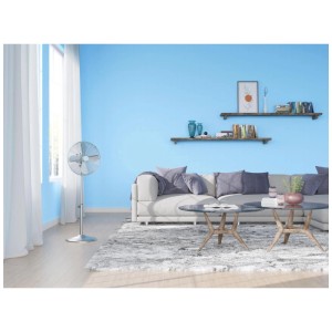 Ventilateur sur pied chromé SV 45-40 dans un salon, Ø 40cm, pour une circulation d'air agréable.