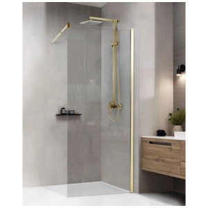 Paroi de douche Beliani Ahaus en verre transparent avec profils dorés dans une douche à l'italienne.