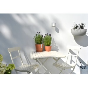 Pots de fleurs Ecopots Stockholm Terra, Ø 16cm, sur table de jardin. Pots décoratifs pour l'extérieur.