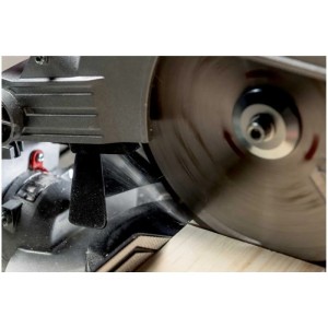 Troncatrice Metabo KS 216 M in uso durante il taglio del legno.