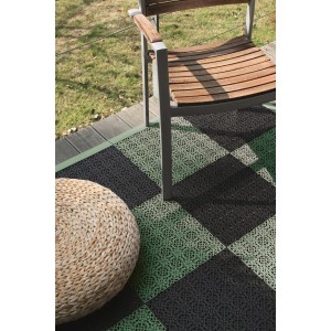 Dalles clipsables Andiamo vert/noir (7 pièces) sur terrasse avec chaise et tabouret.
