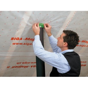 Applicazione del nastro Rissan 60 (25m) per la sigillatura ermetica di un passaggio di tubi all'interno.