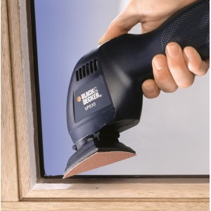 Triangle abrasif LUX K60 pour ponceuse Black+Decker Versaschleifer ponçant une fenêtre en bois.