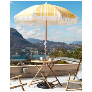 Gelb-weißer Beliani Sonnenschirm Mondello mit Fransen und Holzmast auf Terrasse.