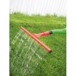 Attacco per annaffiatoio Swiss Minidrift Royal in azione, irrigazione del giardino.