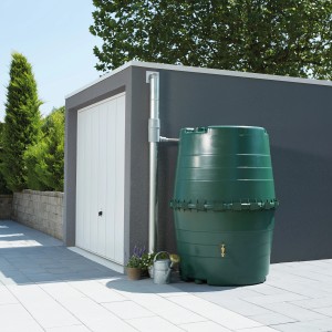 Serbatoio acqua piovana verde Garantia Top-Tank 1300 l per giardino, vicino al garage.