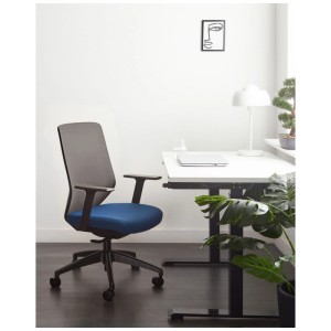 Sedia da ufficio Beliani Virtuoso, blu/grigia, con braccioli e poggiatesta davanti alla scrivania.