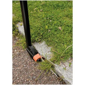 Cesoie per bordi Fiskars GS46 con manico tagliano i bordi del prato.