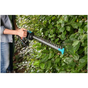 Tagliasiepi elettrico Gardena EasyCut 420/45 in uso per tagliare una siepe.