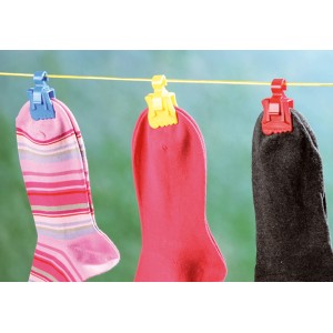 Set di mollette per calzini Wenko Socky, 7 pezzi, con calzini colorati su uno stendibiancheria.