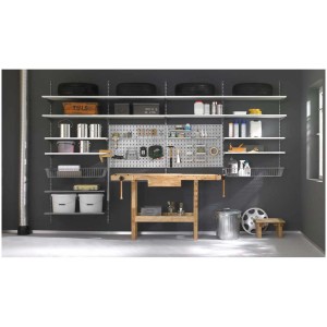 Officina con sistema di scaffali a parete Dolle Workshop bianco, ripiani e banco da lavoro con attrezzi.