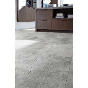 Carrelage Classen Ceramin Neo Vario Malerva aspect pierre grise comme revêtement de sol dans la pièce.