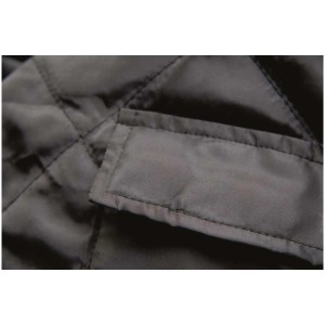 Detailaufnahme: Moosgrüne Cat Chinook Jacke, Nylon, Steppfutter und Tasche.