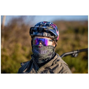 Grüner Muc-Off Winter-Halswärmer Punk Vlies mit Muster, getragen mit Fahrradhelm und Brille.