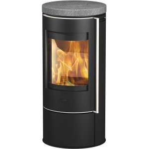 Poêle à bois Fireplace Rondale avec dessus en stéatite, corps en acier noir et bois qui brûle dans le foyer.