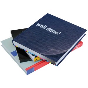 Pellicola adesiva trasparente lucida D-c-fix, 67,5 cm x 2 m, impilata su libri.