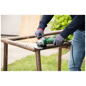 Bosch UniversalGrind 850-125 Winkelschleifer im Einsatz beim Schleifen von Metall.