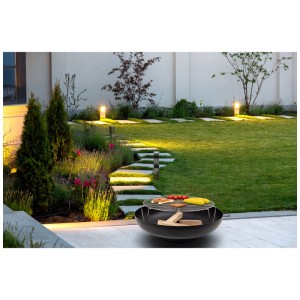 Braciere nero Nouvel Elegante (Ø 85cm) con griglia in giardino.