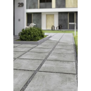 Esempio di installazione: lastre per patio in gres porcellanato grigio (60x60) con giunti di ghiaia in area esterna.
