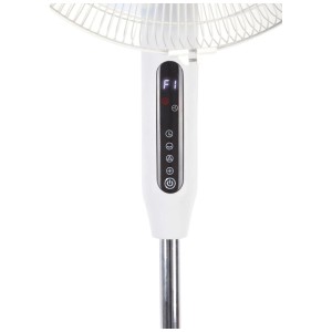 Gros plan : Ventilateur sur pied blanc avec écran LED et panneau de commande tactile.