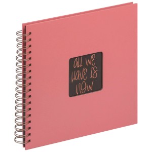 Album spirale corail avec couverture rigide, découpe carrée et texte 'ALL WE HAVE IS NOW'. Pour photos.