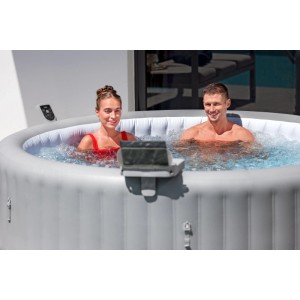 Tablette Bestway LAY-Z-SPA en utilisation avec des personnes dans le spa. Accessoire pour plus de confort.