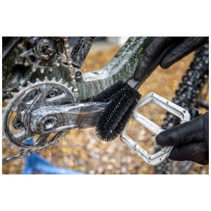 Muc-Off Two Prong Reinigungsbürste in Aktion: Fahrradpflege leicht gemacht.