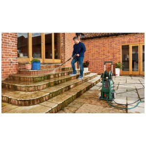 Homme nettoyant des marches en pierre avec un nettoyeur haute pression Bosch AdvancedAquatak 150.